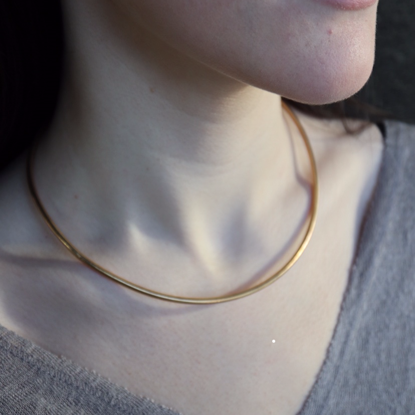 Thin gold collar best sale necklace